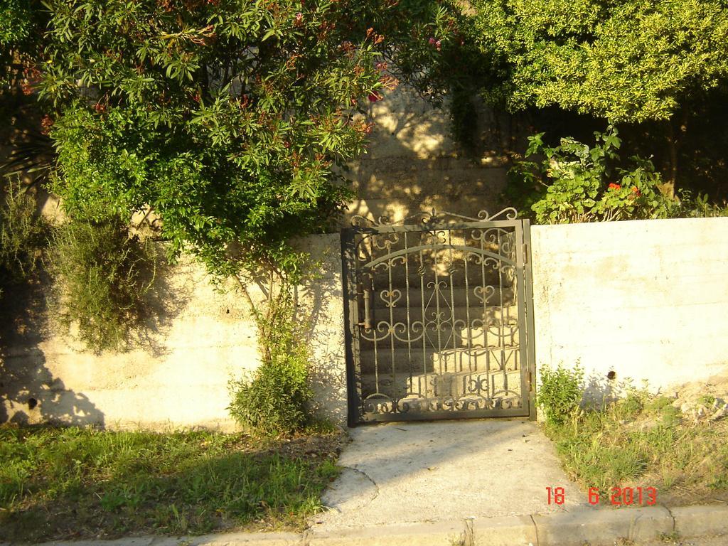 Apartments Dobrisa Ljuta Exterior photo